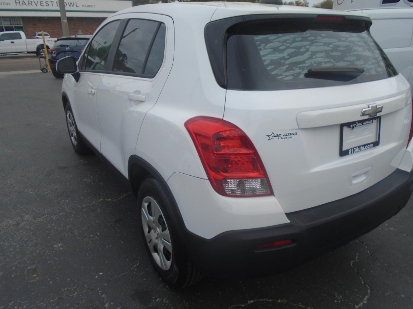 2015 White Chevrolet Trax LS FWD (KL7CJKSB7FB) with an 4-Cyl, Turbo, 1.4 Liter engine, Automatic, 6-Spd transmission, located at 6112 N Florida Avenue, Tampa, FL, 33604, (888) 521-5131, 27.954929, -82.459534 - Photo#4